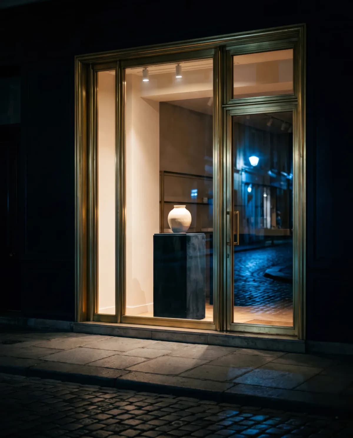 Escaparate iluminado de una tienda, de noche