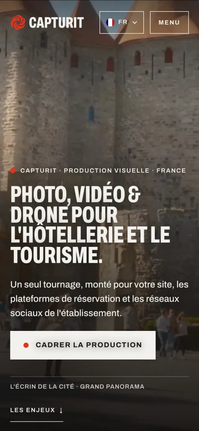 The Capturit page for hotels and tourism, in French, on a phone