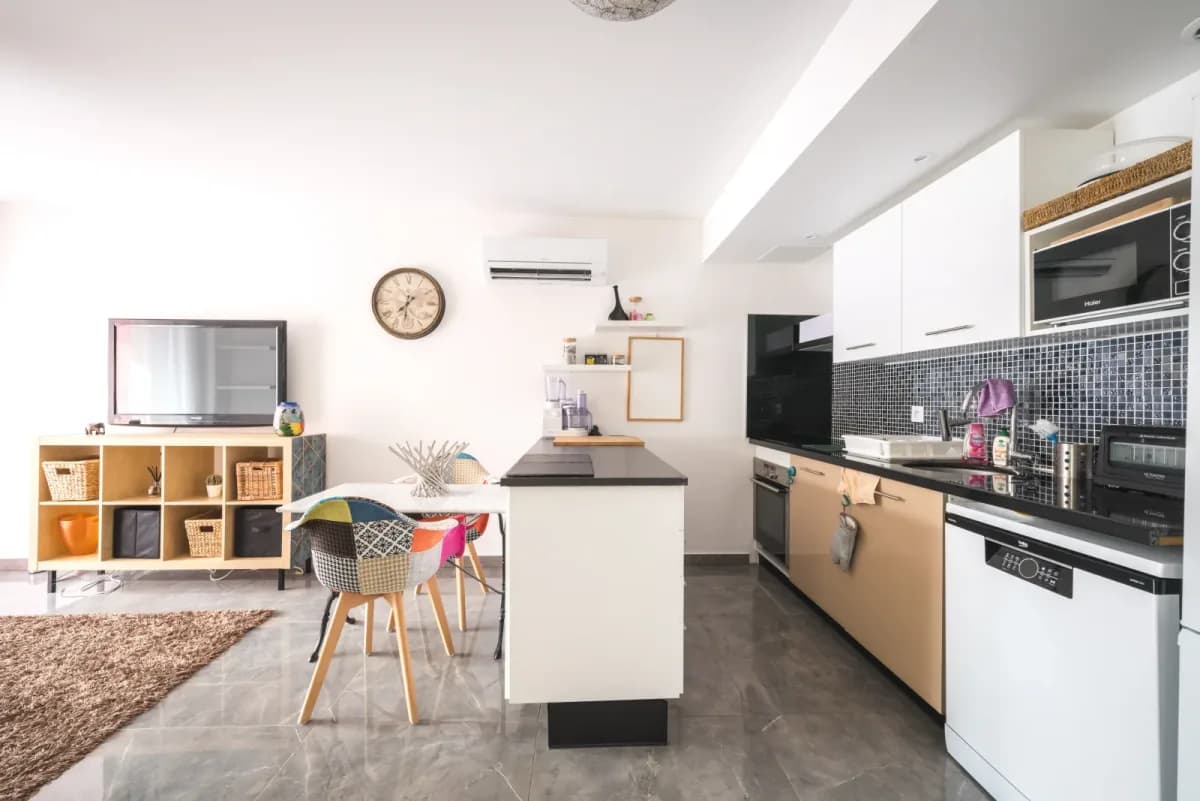Fitted kitchen and dining area