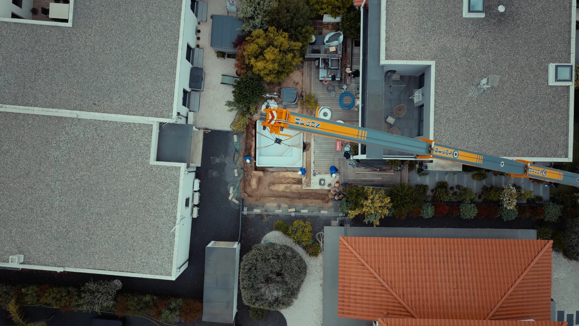 A building site between two blocks, seen from directly above