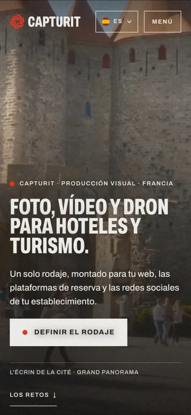 The same Capturit page for hotels and tourism, in Spanish, on a phone