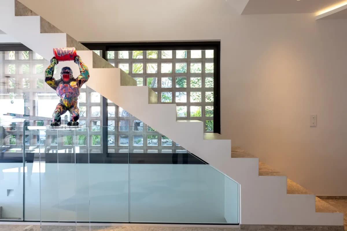 Floating staircase with a glass balustrade