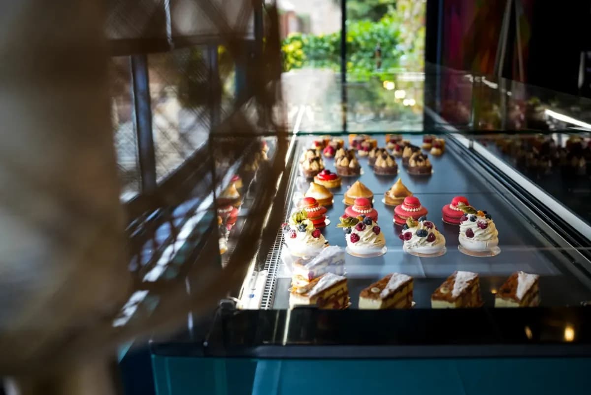 Refrigerated pastry display case