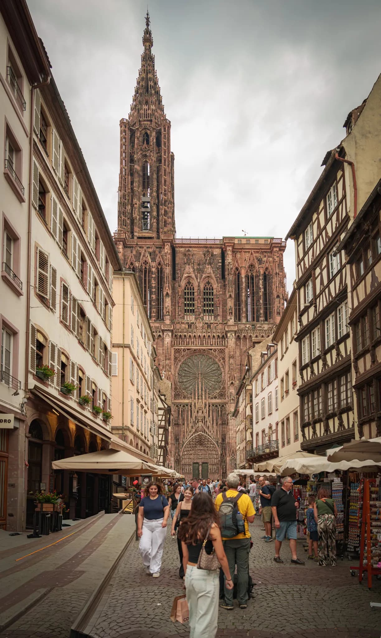 Catedral de Estrasburgo vista desde una calle peatonal