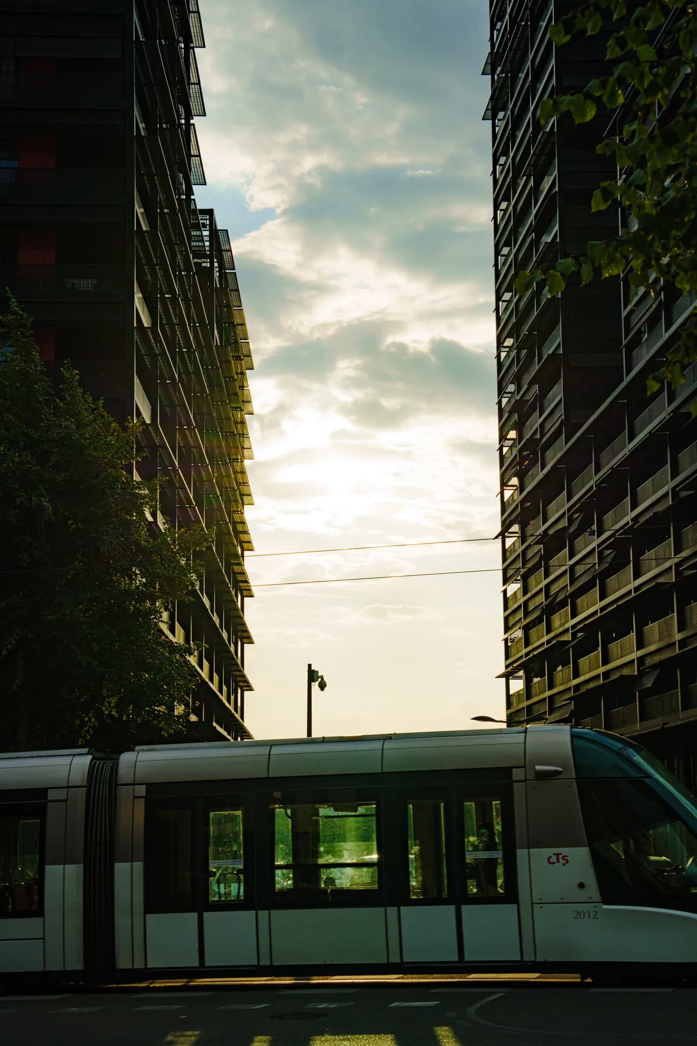 Tranvía entre fachadas contemporáneas de Estrasburgo