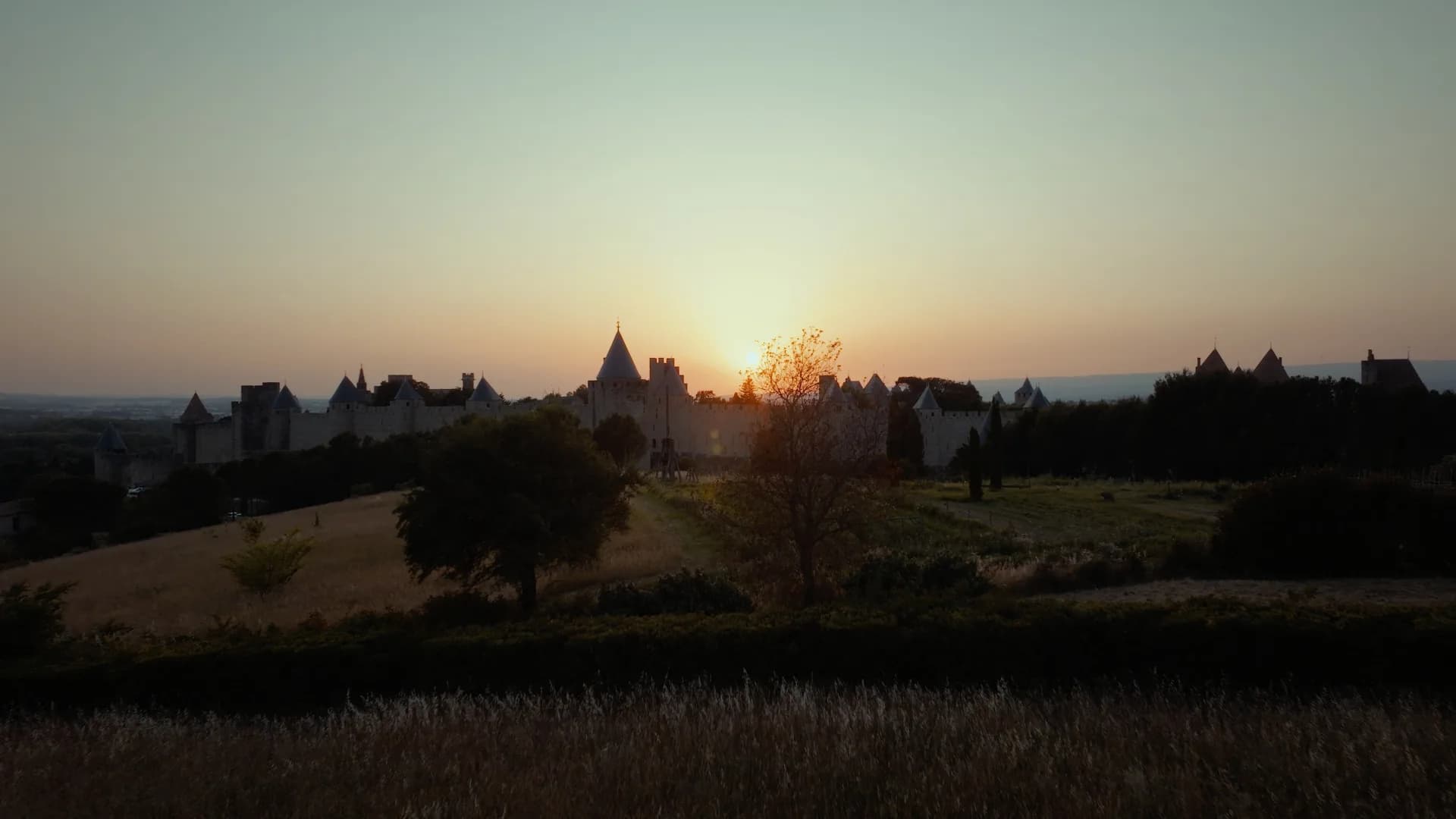 La Cité de Carcassonne au coucher du soleil, filmée au drone par Capturit