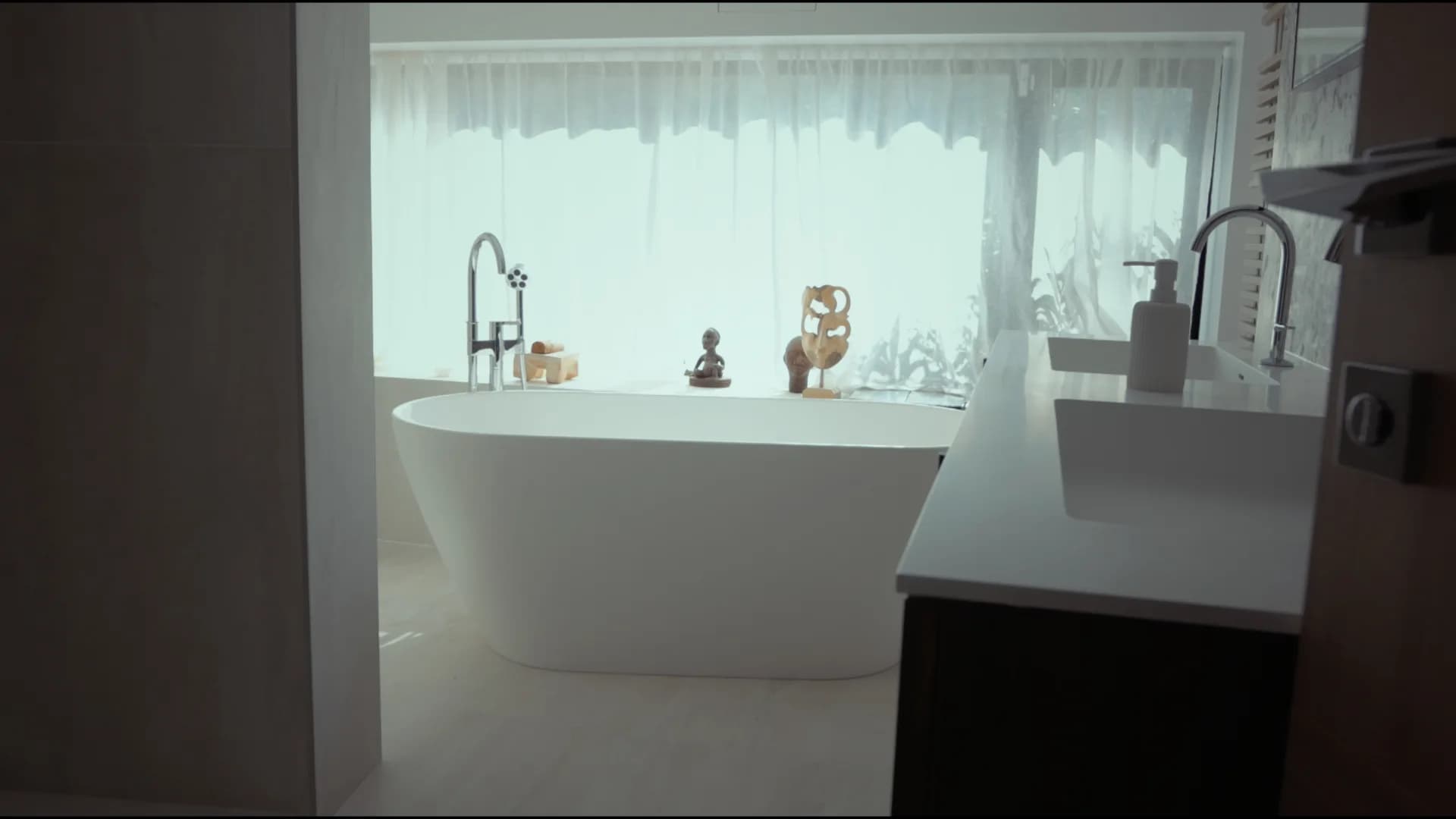 Baño blanco con bañera exenta
