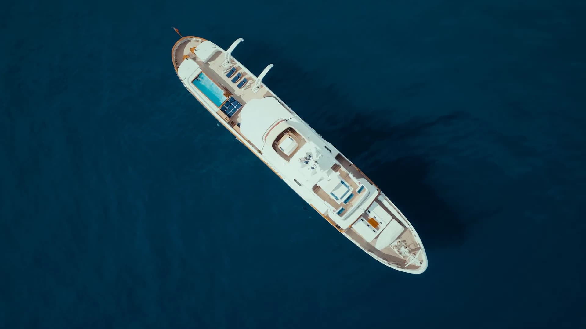 Un yacht vu à la verticale