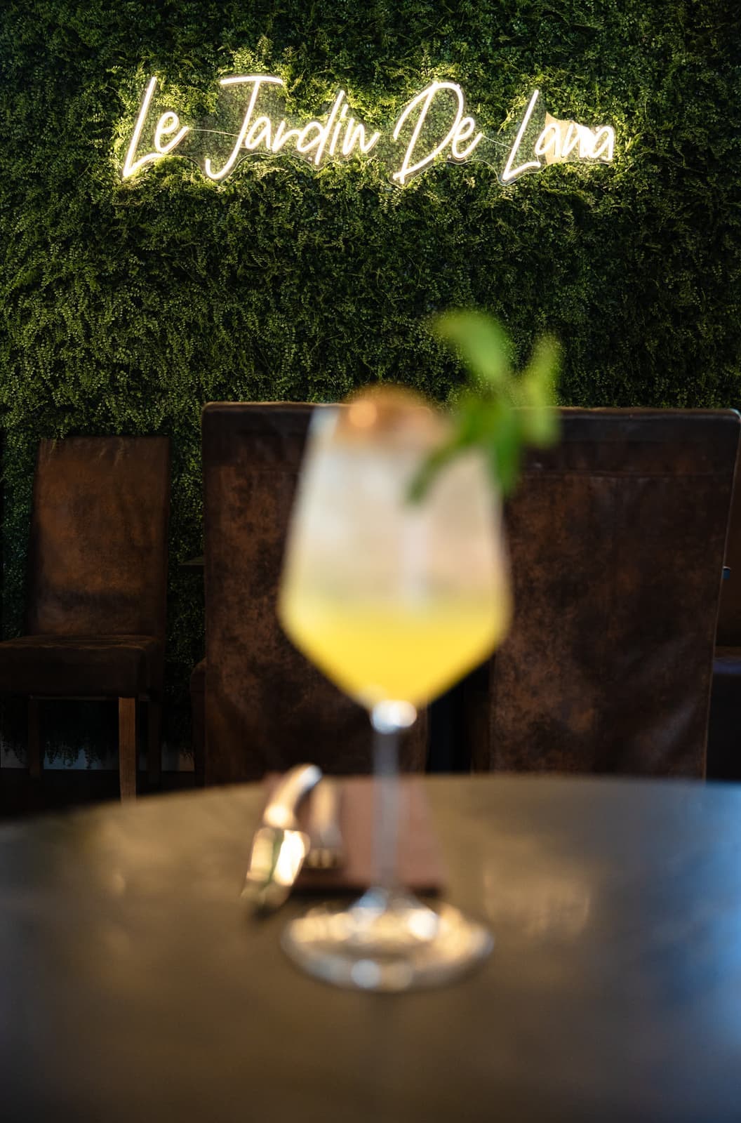 Cocktail devant l'enseigne lumineuse du Jardin de Lana
